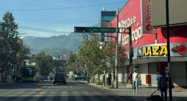 Semáforos fuera de servicio complican la movilidad en el centro de Monterrey