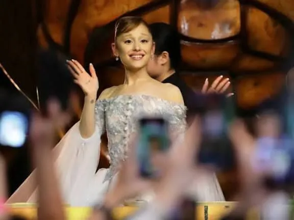 Ariana Grande vive momento de tensión en la alfombra amarilla de “Wicked: For Good” en Singapu