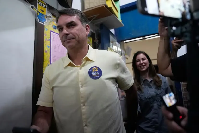 Flávio Bolsonaro desconoce resultados electorales y pedirá anular comicios en Brasil