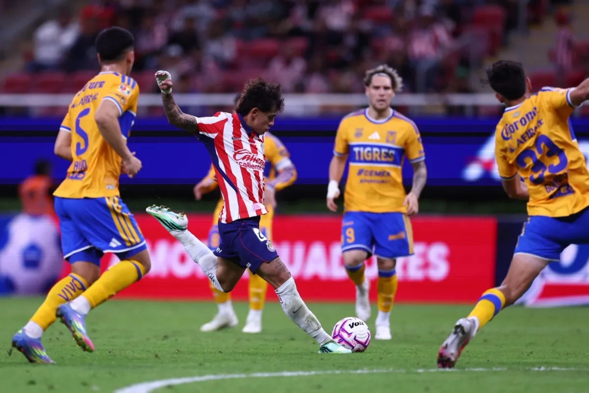 Tigres deja ir su tercer triunfo consecutivo en la temporada al empatar ante Chivas