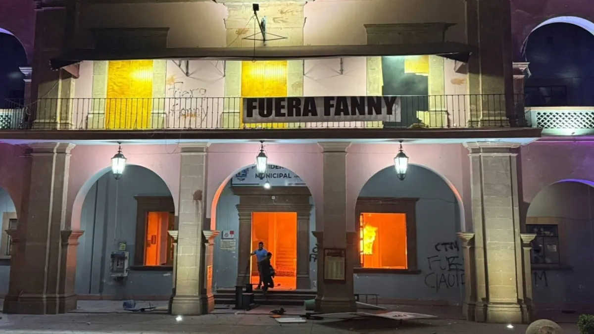 Manifestantes incendian el Palacio Municipal de Apatzingán en protesta por los asesinatos de Carlos Manzo y Bernardo Bravo