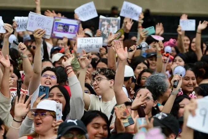 BTS desata euforia en CDMX con lleno total, reventa de hasta 40 mil pesos y miles de fans sin boleto