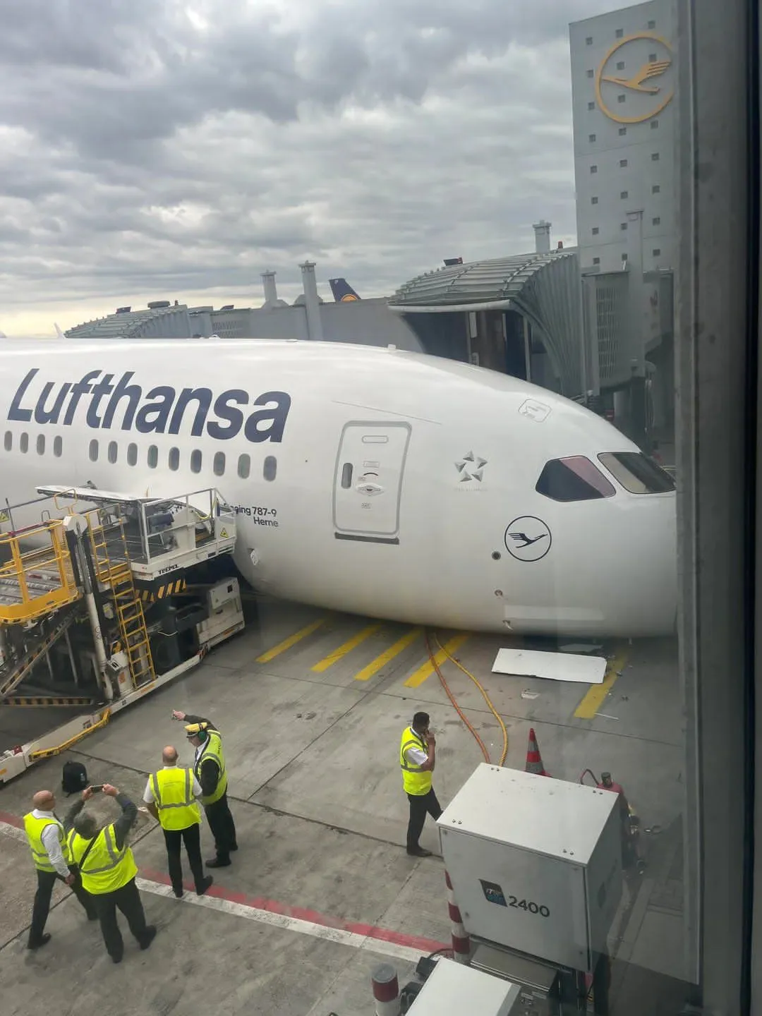 Boeing 787 de Lufthansa colapsa en aeropuerto de Frankfurt; reportan varios heridos y cancelan vuelo a Los Ángeles