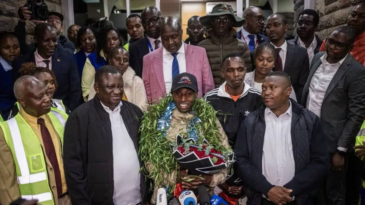 Kenia premia con auto y 61 mil dólares a Sabastian Sawe tras romper récord mundial con 1:59:30 en Londres