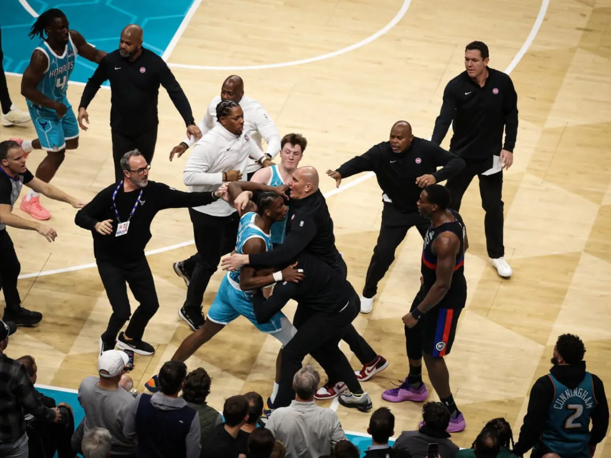 Pelea entre Pistons y Hornets termina con cuatro expulsados y sanción al entrenador de Charlotte