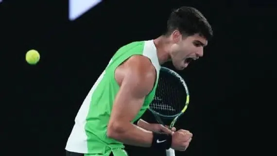 Alcaraz inicia con autoridad en Melbourne y avanza a la segunda ronda del Australian Open