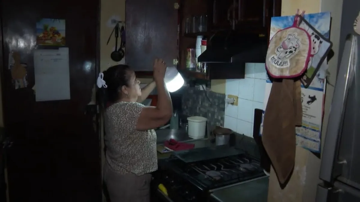Vecinos de Apodaca denuncian más de una semana sin servicio eléctrico tras falla en transformador