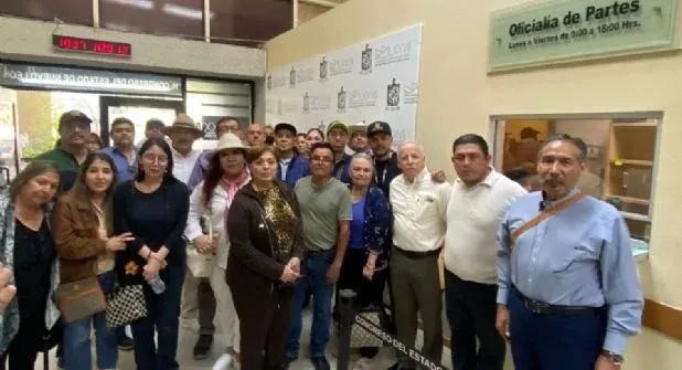 Habitantes de La Huasteca piden al Congreso reparar camino hacia la Presa Rompepicos