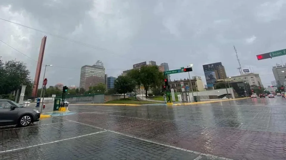 Pronostican viernes nublado, con lluvias y ambiente fresco en Monterrey
