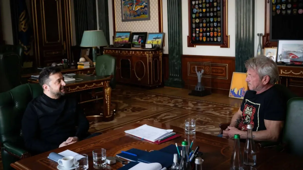Sean Penn recibe Óscar simbólico en Ucrania hecho con restos de guerra
