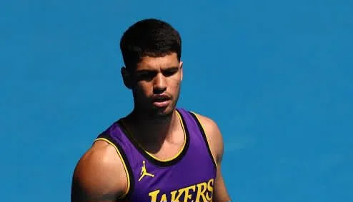 Alcaraz calienta motores en Australia con la jersey de LeBron James