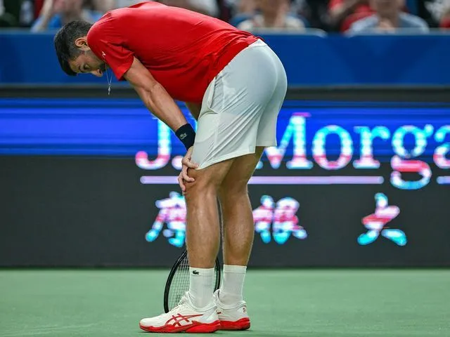 Djokovic supera el calor y avanza en Shanghái tras vomitar dos veces durante el partido