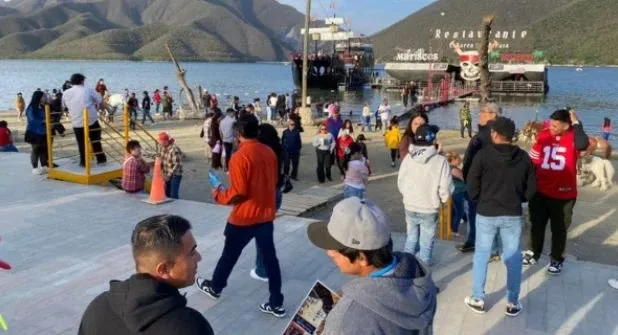 Presa La Boca se llena de visitantes durante día de asueto en Nuevo León