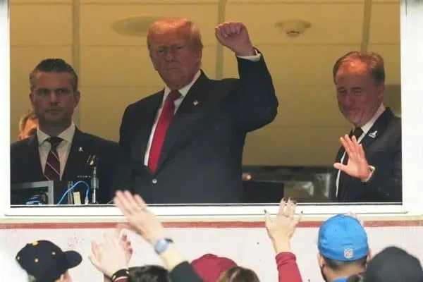 Abucheos marcan la visita de Trump a partido de la NFL