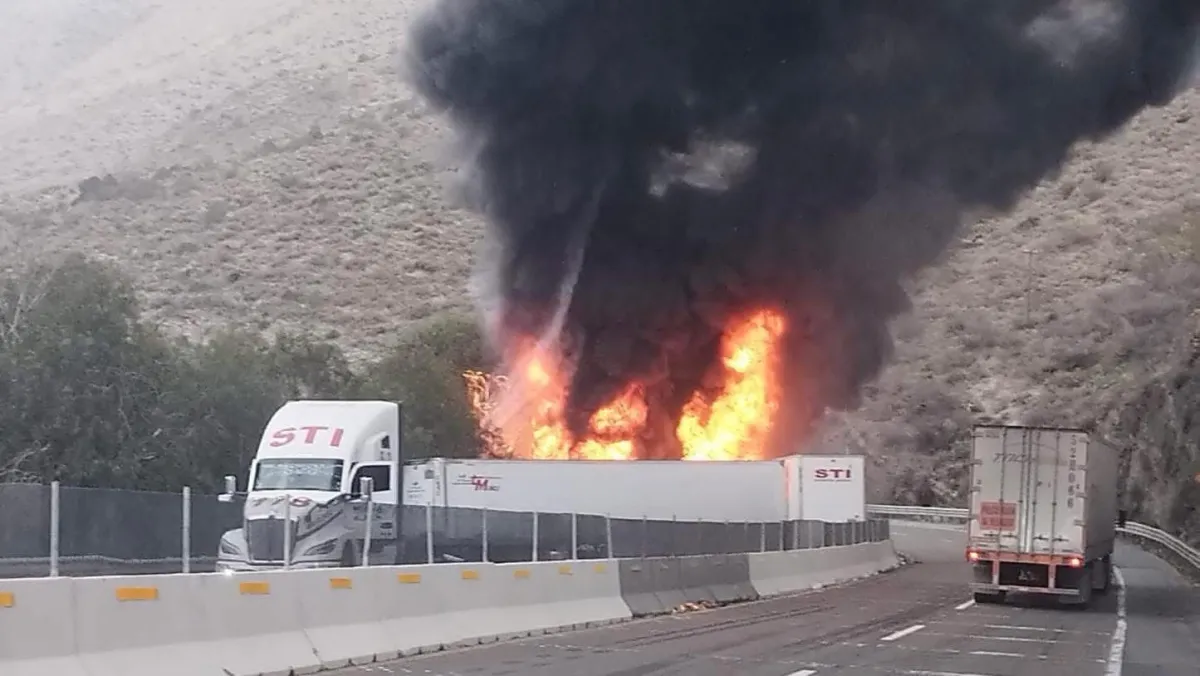 Choque de tráileres desata incendio en Los Chorros