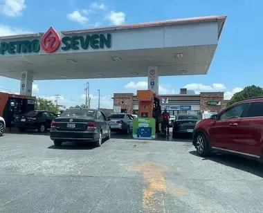 Desabasto de gasolina provoca cierres temporales en estaciones de Nuevo León