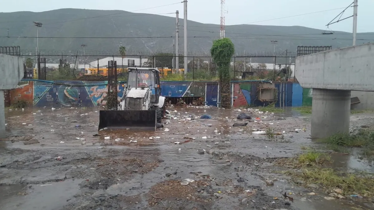 Monterrey retira más de 7 toneladas de basura tras las intensas lluvias del domingo