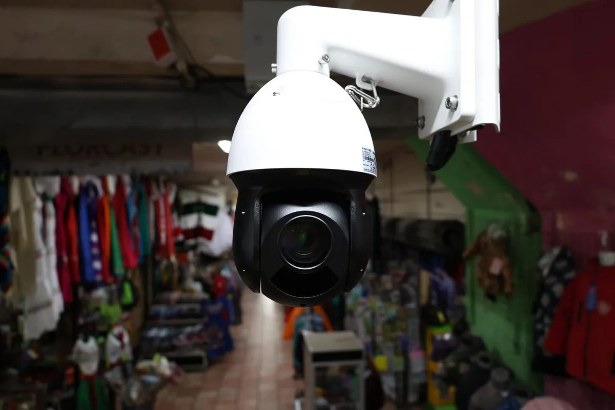 Refuerzan seguridad en el Mercado Juárez con cámaras de videovigilancia