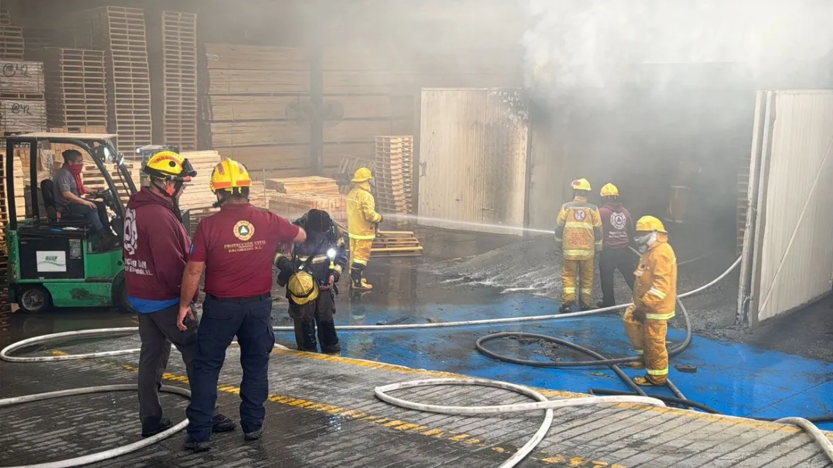 Incendio en tarimera de Escobedo moviliza a cuerpos de emergencia