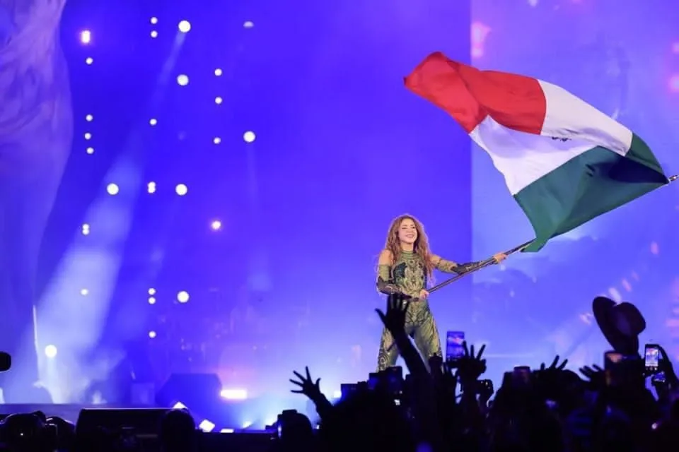 Shakira reúne a 400 mil personas en el Zócalo y estrena canción con Beéle