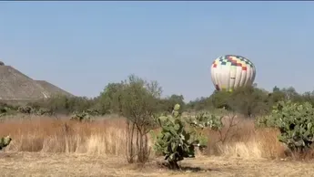 Globo aerostático realiza aterrizaje de emergencia dentro de Teotihuacán tras quedarse sin combustible, la zona permanece cerrada por tiroteo