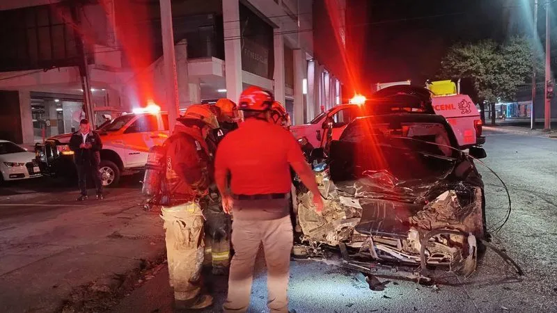 Fuerte choque entre tráiler y Tesla en Monterrey deja caos vial