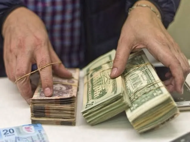 Peso mexicano alcanza su mejor nivel en meses y baja de los 20 por dólar