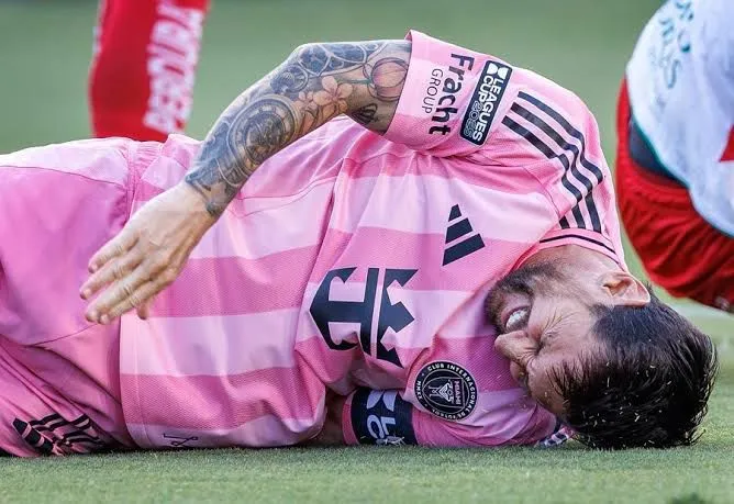 Messi queda fuera del duelo ante Pumas por lesión muscular