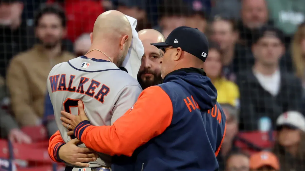 Pelotazo de 150 km/h destroza casco de Christian Walker en la MLB; sale ileso tras impacto en Fenway Park