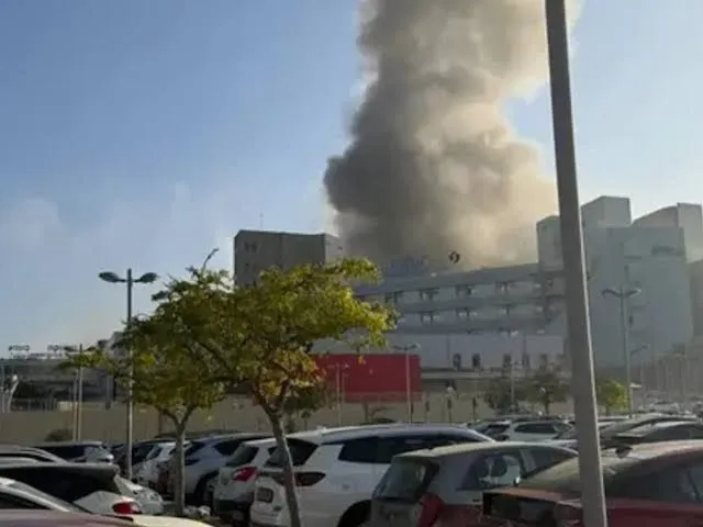 Misil iraní impacta hospital en el sur de Israel; crece tensión en la región