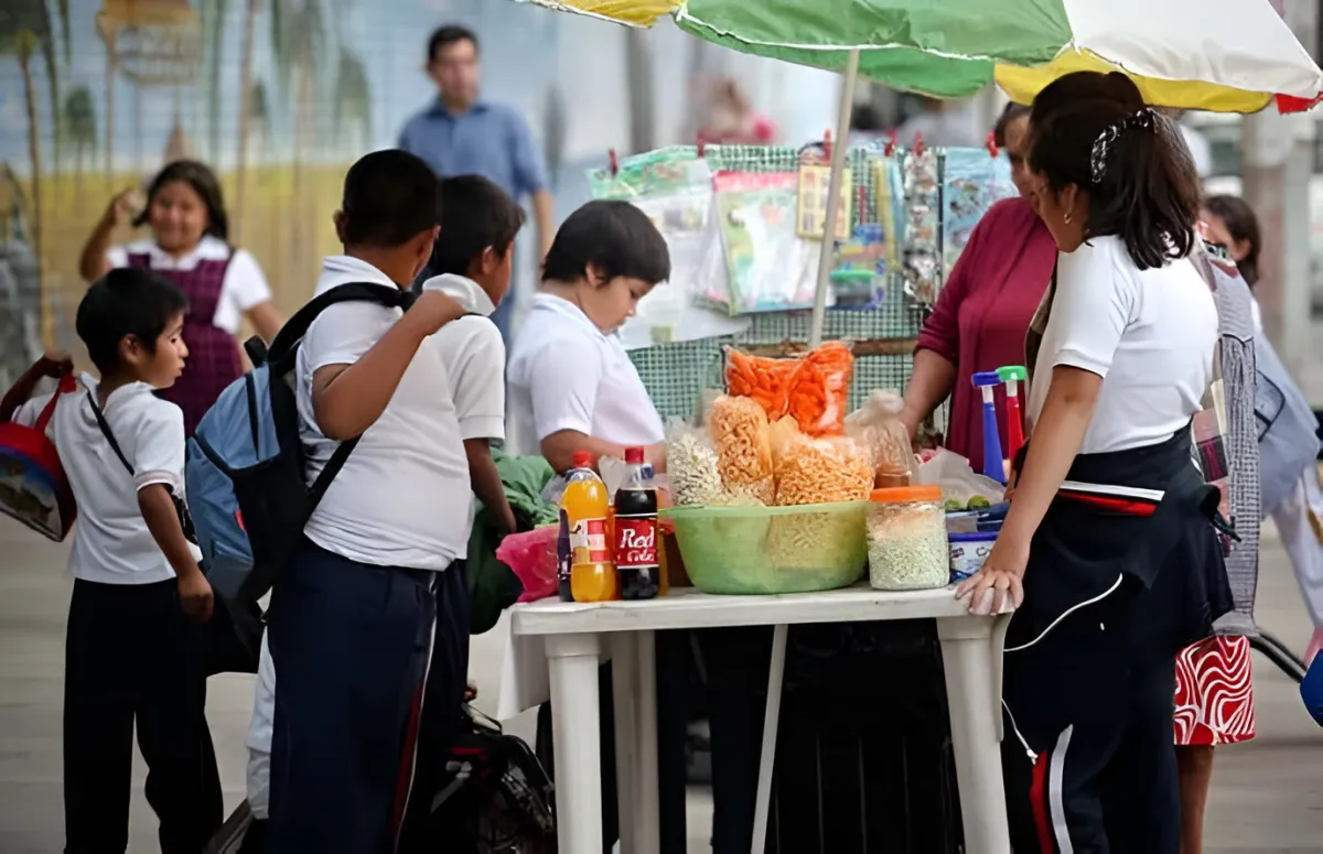 ¿Pueden castigar a los estudiantes por llevar comida chatarra a la escuela? Esto es lo que dice la SEP