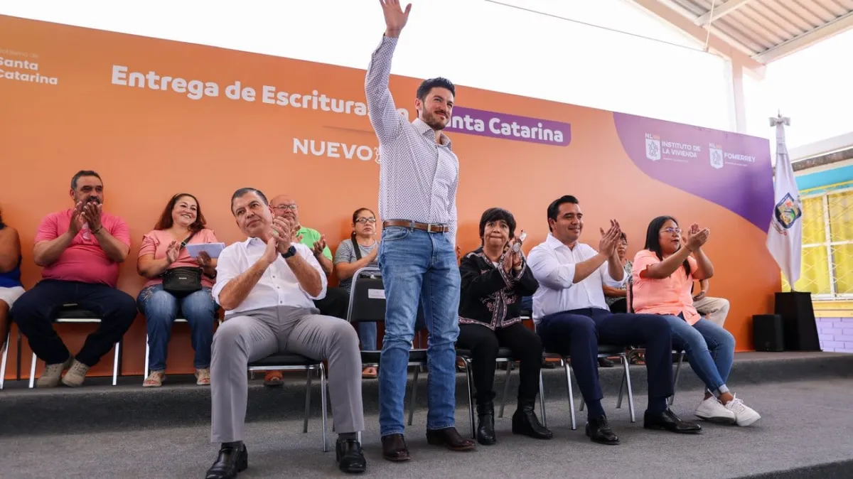 Gobierno de NL otorga escrituras a 218 familias de Puerta del Sol para garantizar certeza patrimonial