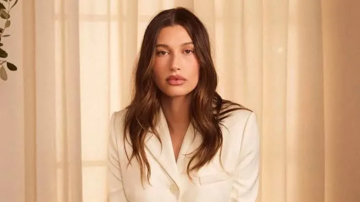 Hailey Bieber cierra millonario trato: vende su marca de belleza Rhode en mil millones de dólares