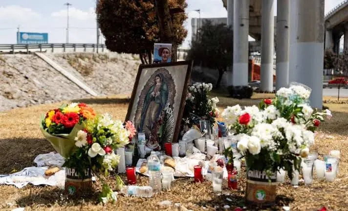 Vecinos colocan memorial a víctimas de la explosión en Iztapalapa
