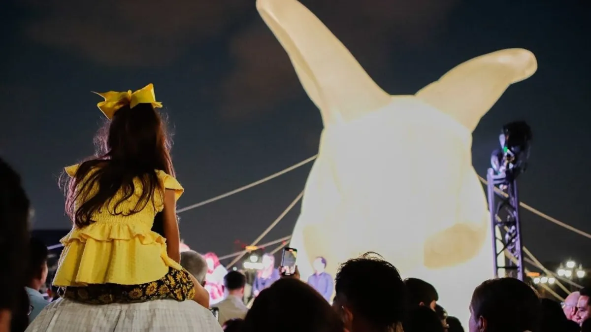 Conejo gigante roba miradas y corazones en el corazón de Monterrey