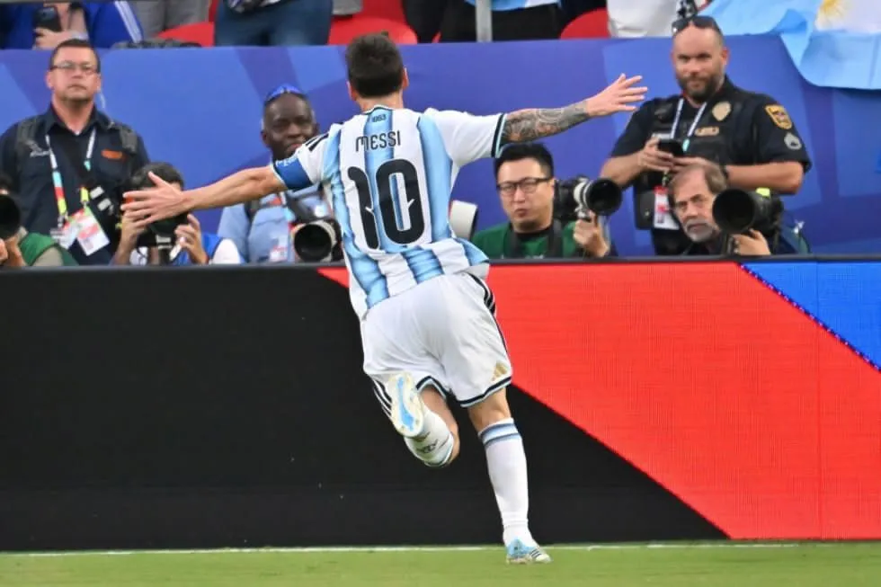 Messi alcanza los 16 goles mundialistas y lidera goleada de Argentina en su estreno rumbo al bicampeonato