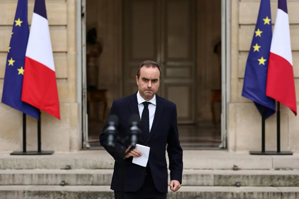 Renuncia el primer ministro de Francia, Sébastien Lecornu, tras solo 13 horas de anunciar su gabinete