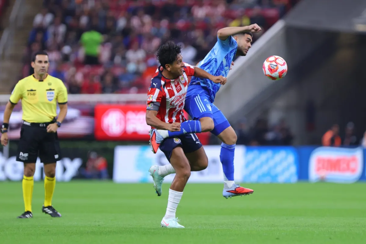 Chivas deja escapar triunfo ante Tigres en el partido pendiente de la jornada 1