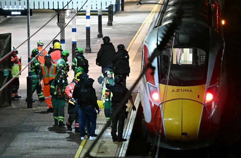 Ataque con cuchillo en tren de Reino Unido deja 10 heridos; autoridades descartan terrorismo