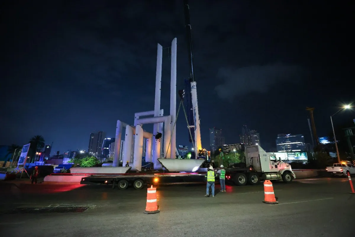 Avanza reubicación de la escultura ‘Los Tubos’ como parte de modernización vial en San Pedro