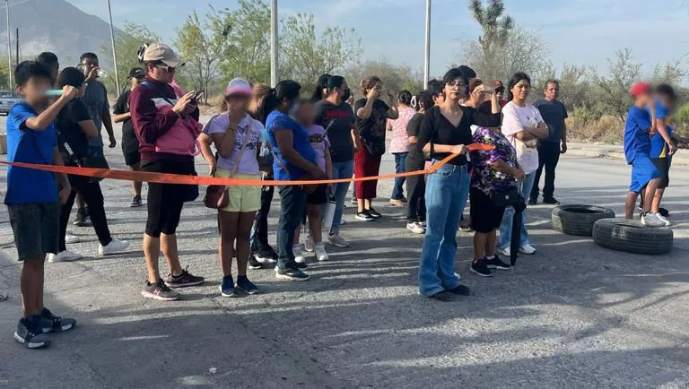 Vecinos de Valle de San Francisco en Escobedo bloquean avenida tras seis días sin electricidad