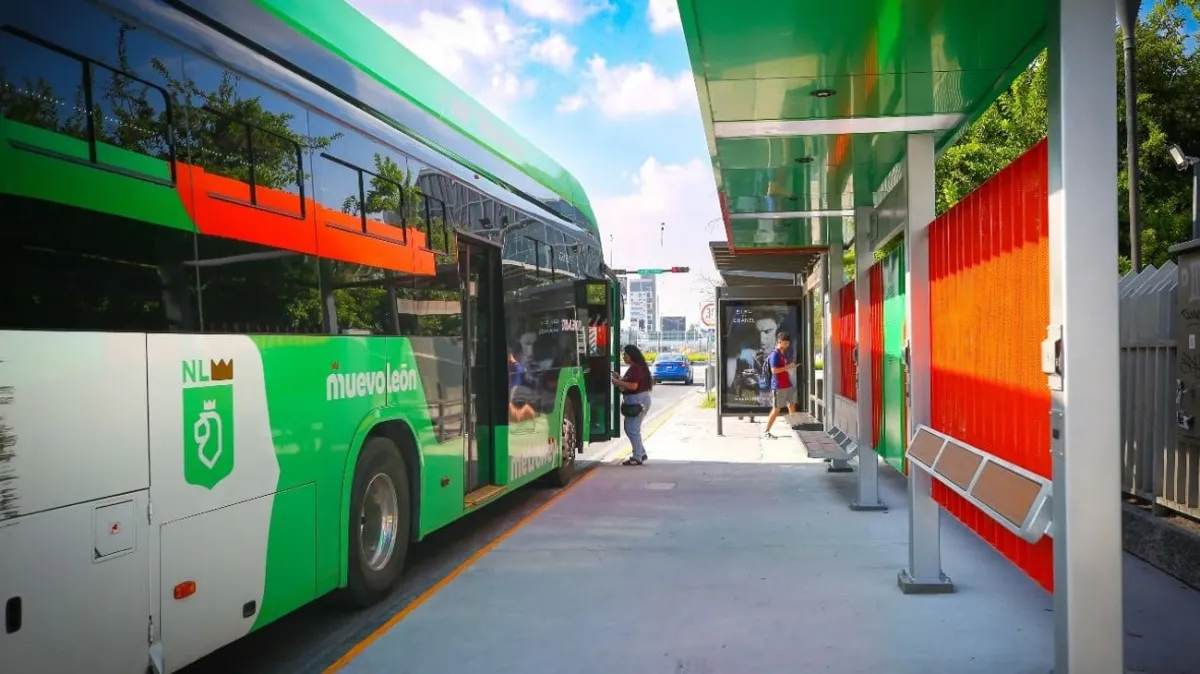 Apuesta NL por parabuses seguros e incluyentes en su área metropolitana