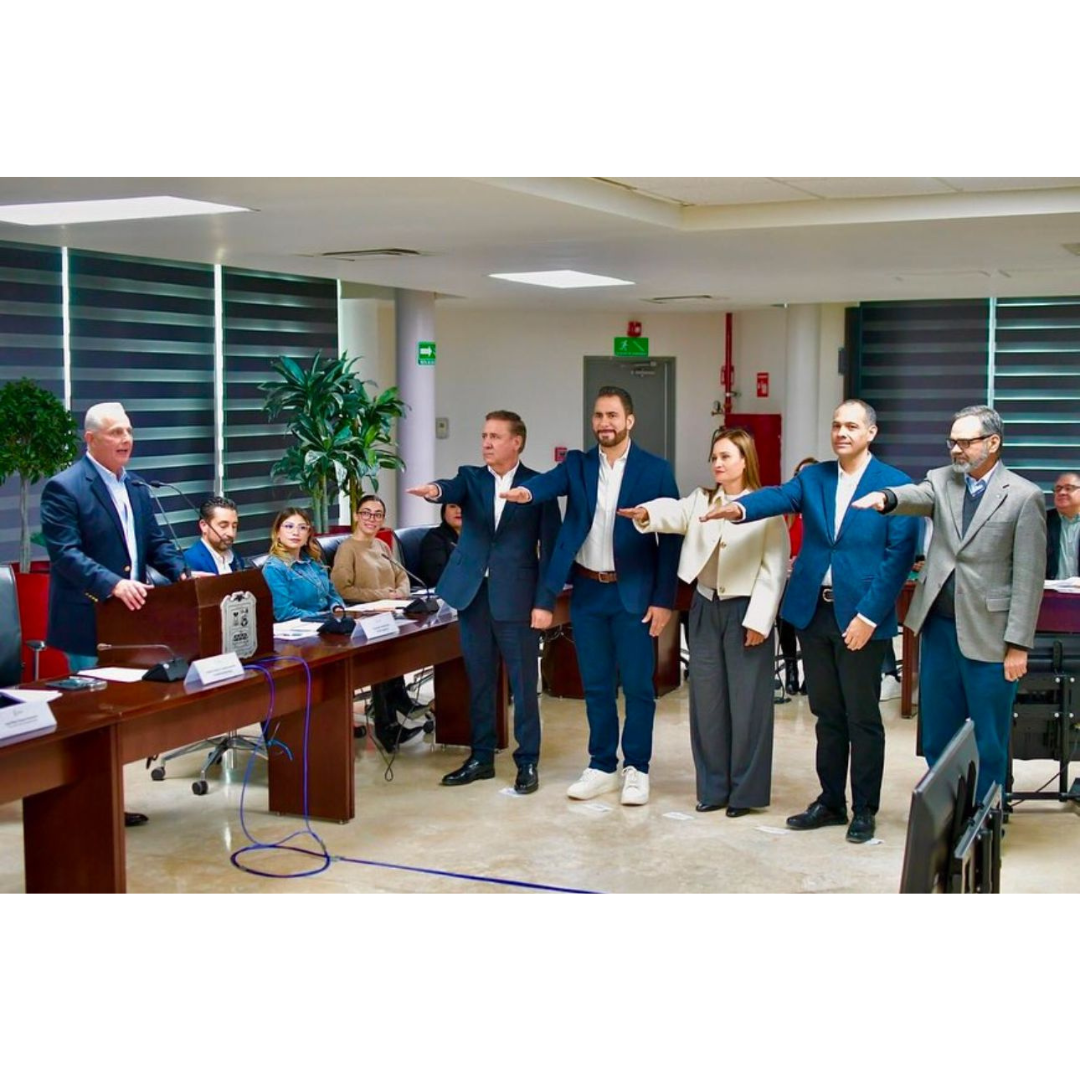 Román Alberto Cepeda toma protesta a nuevos directores en dependencias municipales de Torreón