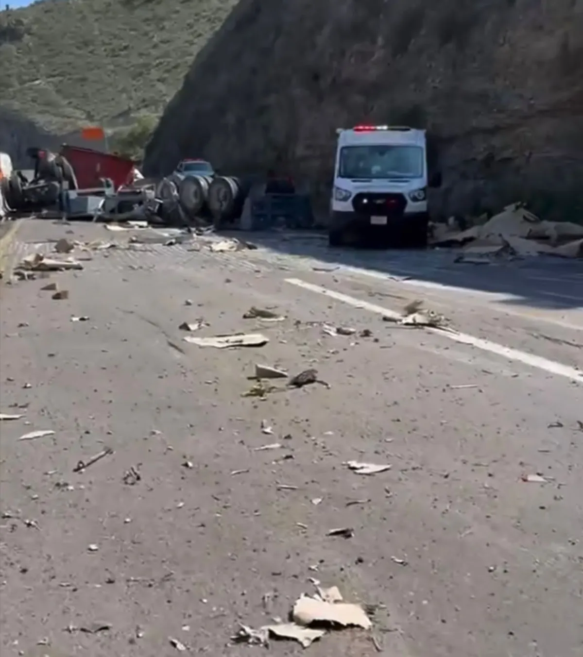 Tráiler sin frenos provoca accidente y cierre total en Los Chorros