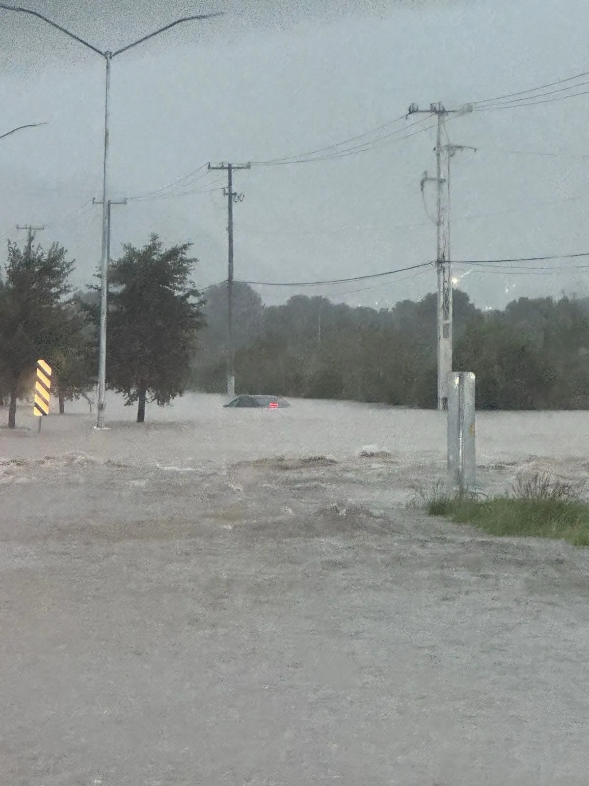 Torrencial lluvia paraliza Saltillo: inundaciones, cierres viales y Feria cancelada