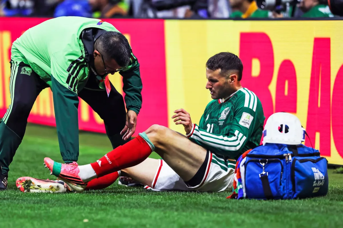 Santiago Giménez sale en ambulancia tras lesionarse el tobillo en la eliminación de México