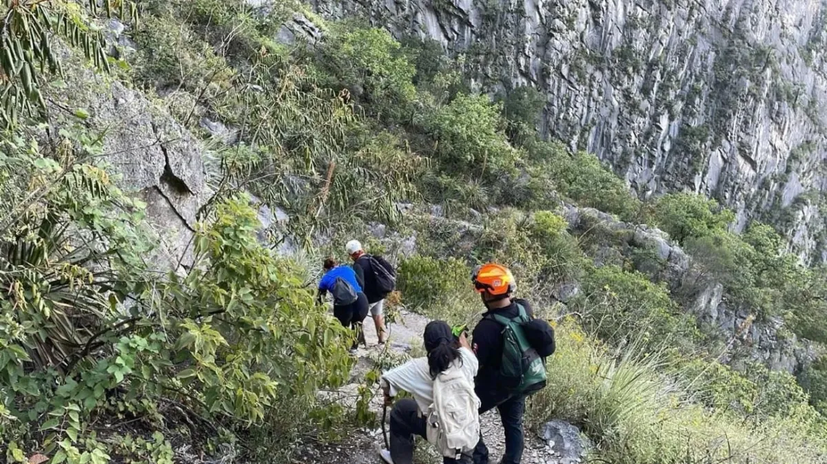 Rescatan a senderistas deshidratados en el Cerro de las Mitras