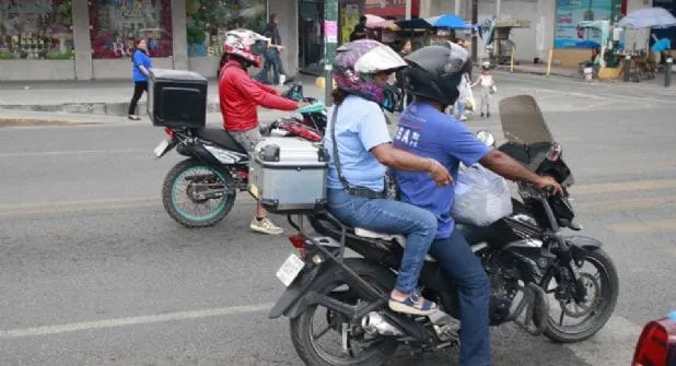 Analizan restringir uso de cascos en negocios para combatir asaltos en Nuevo León