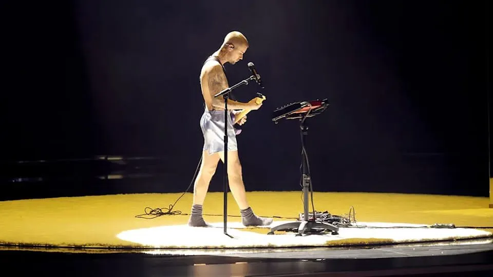 Justin Bieber sorprende en los Grammy con una actuación en ropa interior
