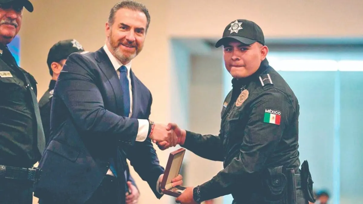 Reconocen a 115 policías de Monterrey por su valentía y compromiso con la comunidad